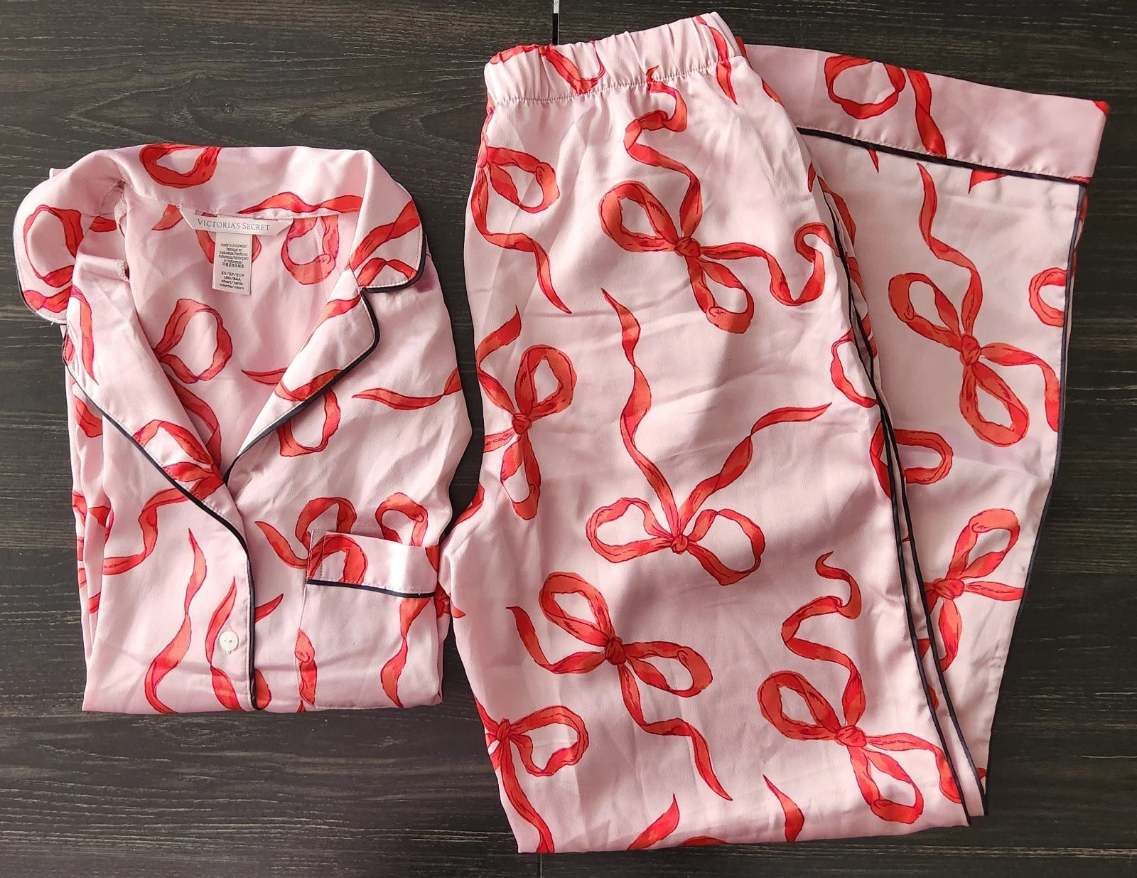 Victoria’s Secret Glazed Satin Pajama Set Chalk Rose & Red Bows Size XS SHORT