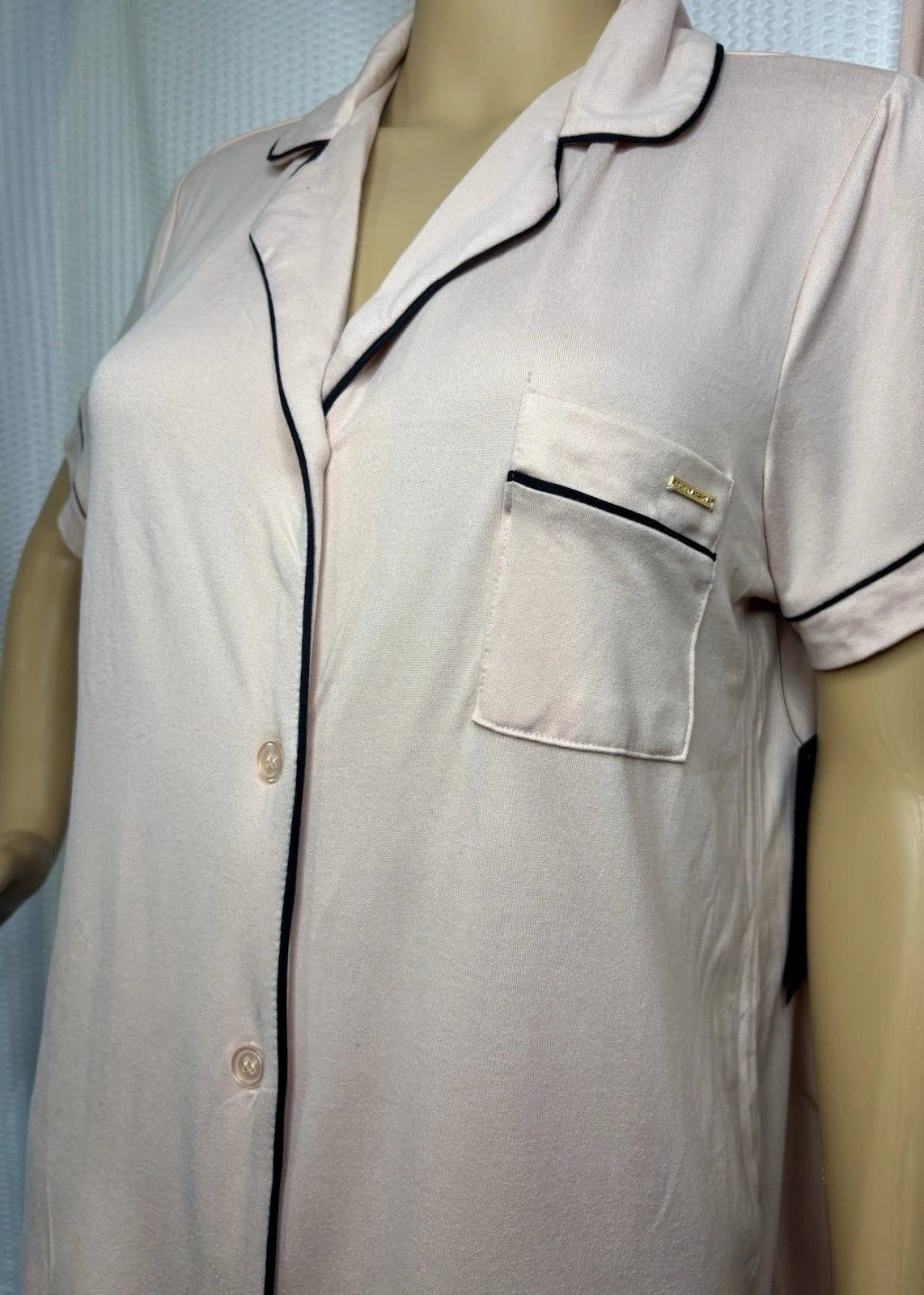 BCBG MAXAZRIA Women's Short Sleeve Notch Collar Top and Capri Pants Pajama Set M
